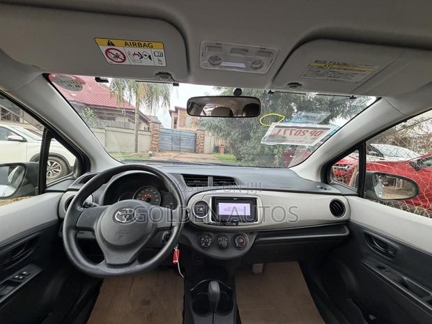 Toyota Vitz 1.3 FWD 5dr 2013 Silver