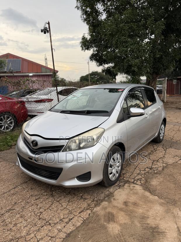 Toyota Vitz 1.3 FWD 5dr 2013 Silver