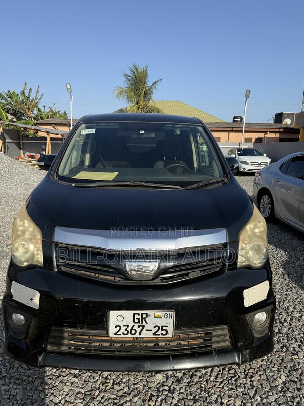 Toyota Noah 2.0 143hp AWD (7 Seater) 2013 Black