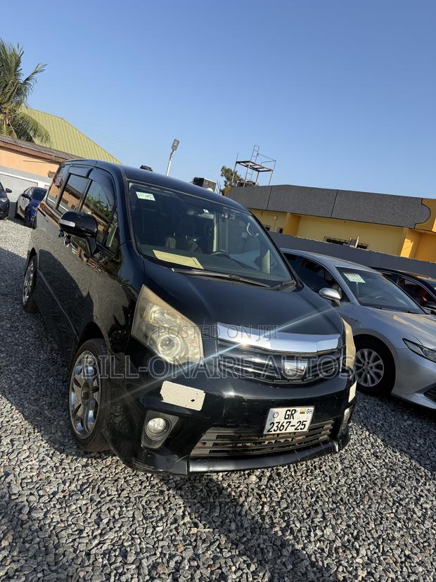 Toyota Noah 2.0 143hp AWD (7 Seater) 2013 Black