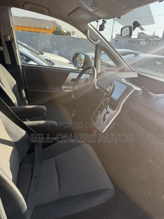Toyota Noah 2.0 143hp AWD (7 Seater) 2013 Black
