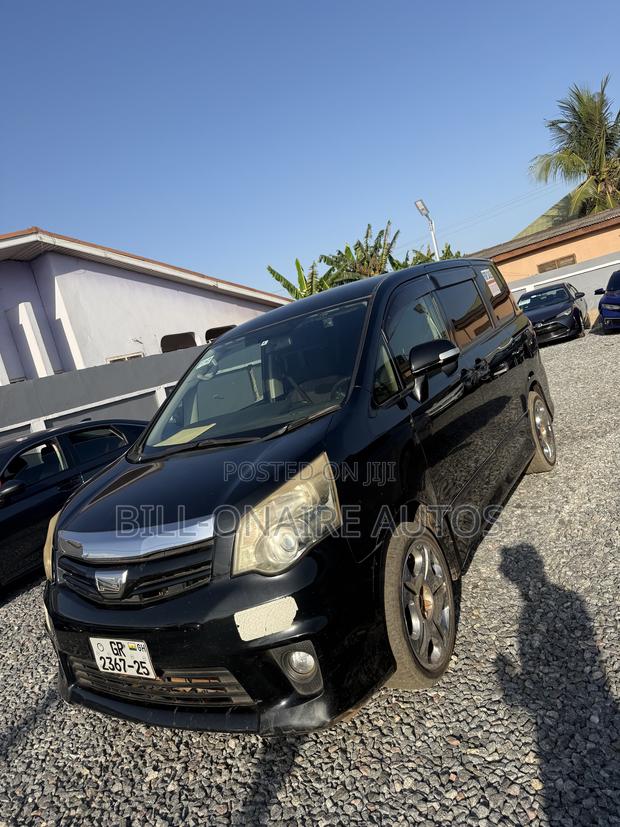 Toyota Noah 2.0 143hp AWD (7 Seater) 2013 Black
