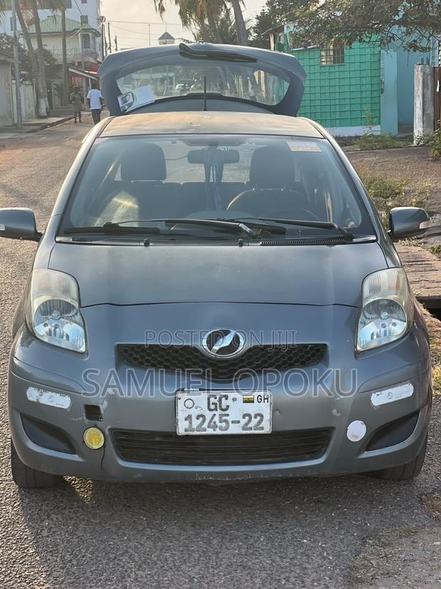 Toyota Vitz 1.3 AWD 3dr 2011 Silver