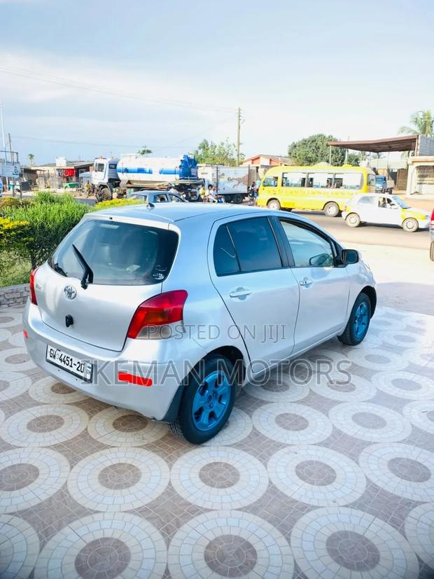 Toyota Vitz 1.0 FWD 5dr 2010 Silver