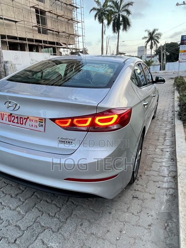 Hyundai Elantra Limited Sedan FWD (2.0L 4cyl 6A) 2017 Silver