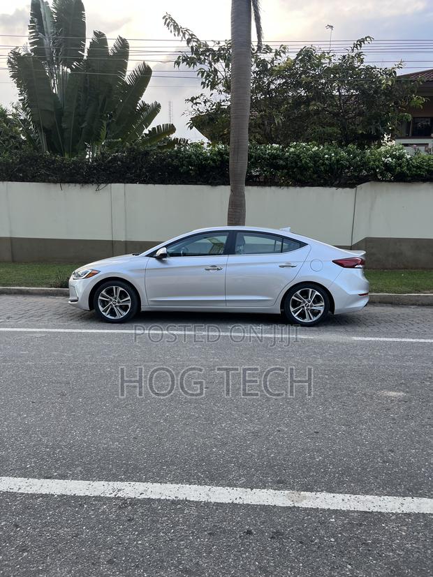 Hyundai Elantra Limited Sedan FWD (2.0L 4cyl 6A) 2017 Silver