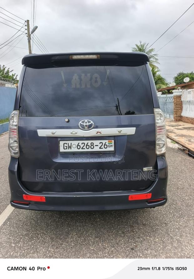 Toyota Voxy 2013 Silver