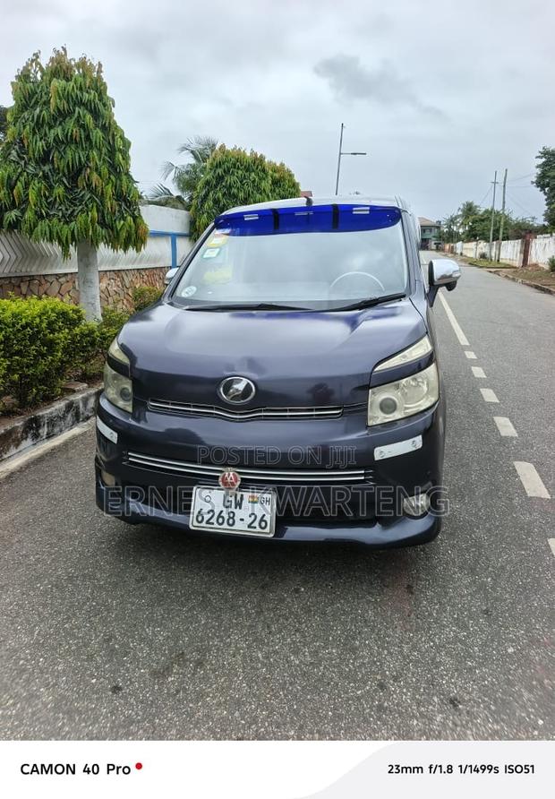 Toyota Voxy 2013 Silver