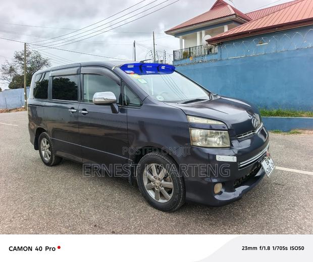 Toyota Voxy 2013 Silver