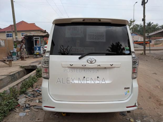 Toyota Voxy 2013 White