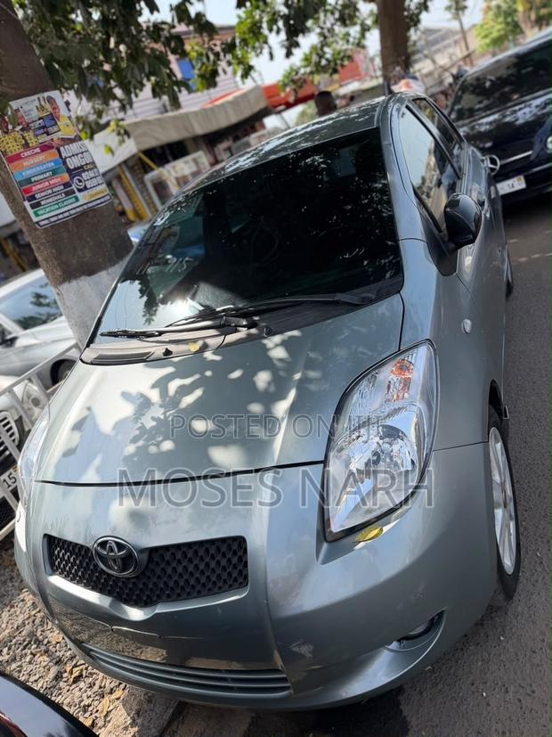 Toyota Yaris Base Hatchback 3dr 2011 Gray