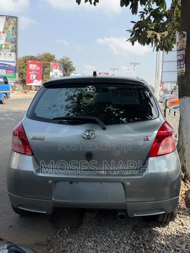 Toyota Yaris Base Hatchback 3dr 2011 Gray