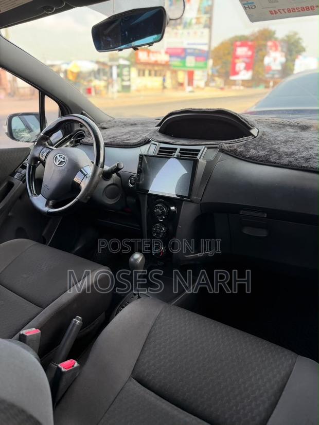 Toyota Yaris Base Hatchback 3dr 2011 Gray