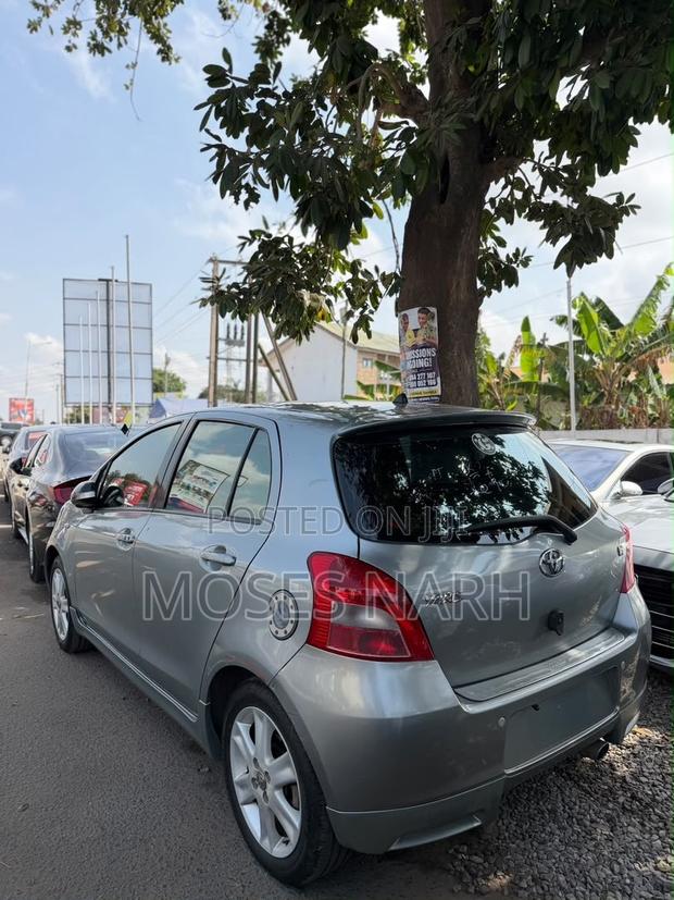 Toyota Yaris Base Hatchback 3dr 2011 Gray