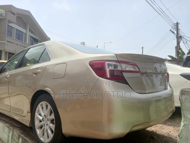 Toyota Camry SE 4dr Sedan (2.5L 4cyl 6A) 2014 Gold