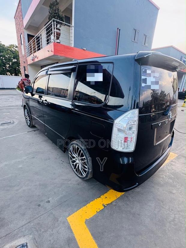 Toyota Voxy ZS Kirameki III 4WD 8-Seater 2012 Black