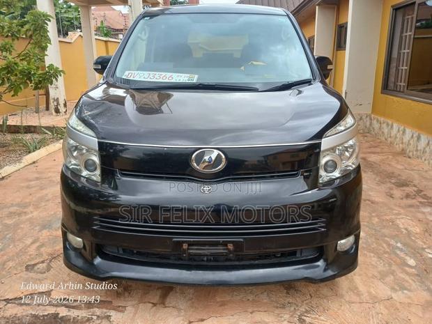 Toyota Voxy V 2WD 8-Seater 2013 Black