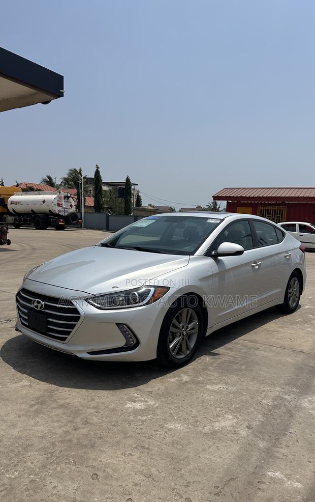 Hyundai Elantra SE Sedan FWD (2.0L 4cyl 6M) 2017 Silver