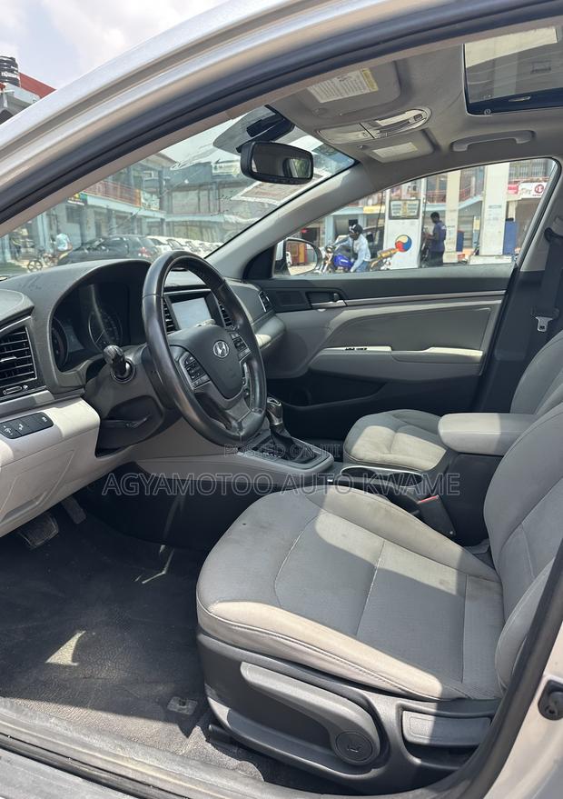 Hyundai Elantra SE Sedan FWD (2.0L 4cyl 6M) 2017 Silver
