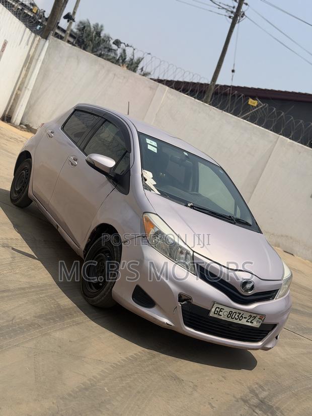 Toyota Vitz 2012 Silver