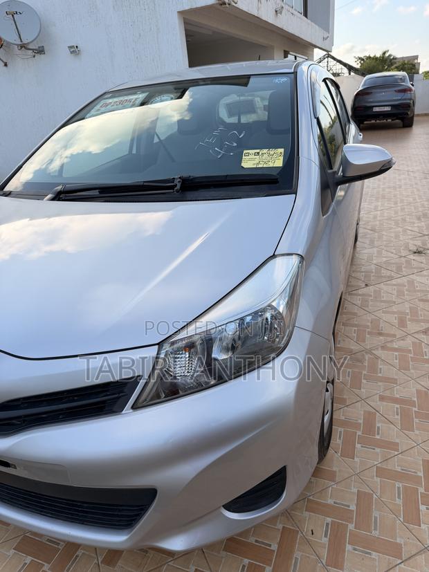 Toyota Vitz 2014 Silver