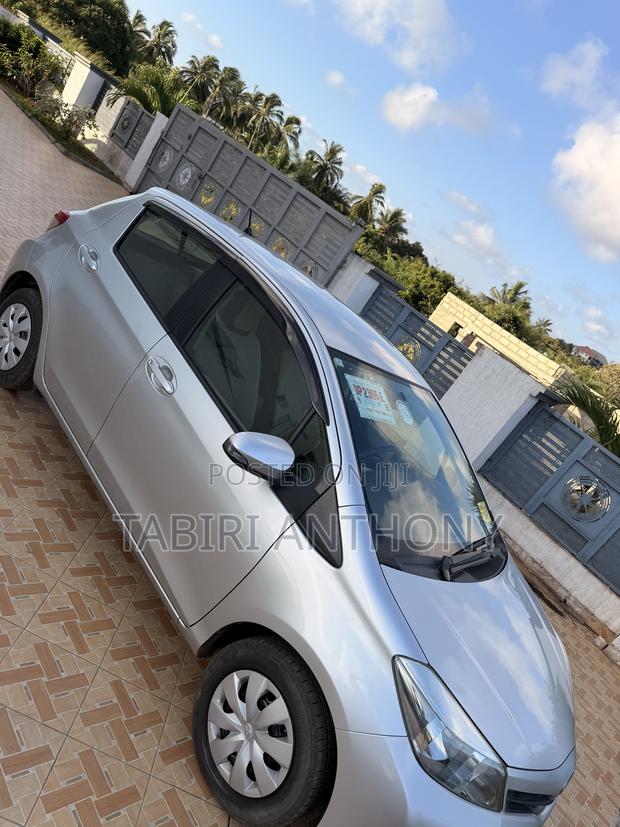 Toyota Vitz 2014 Silver