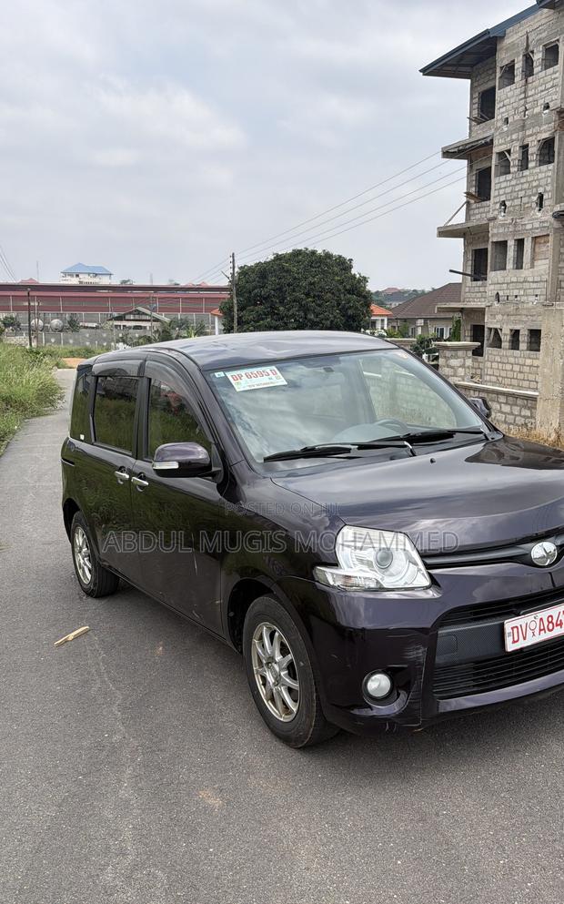Toyota Sienta 1.5 AWD 2013 Burgundy