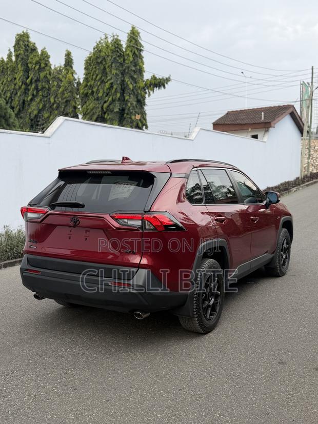 Toyota RAV4 XLE Premium 2025 Red