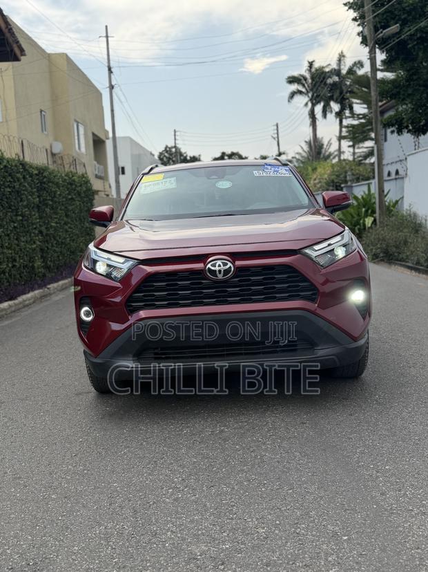 Toyota RAV4 XLE Premium 2025 Red