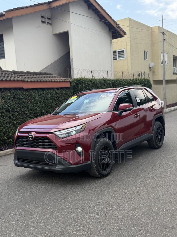 Toyota RAV4 XLE Premium 2025 Red