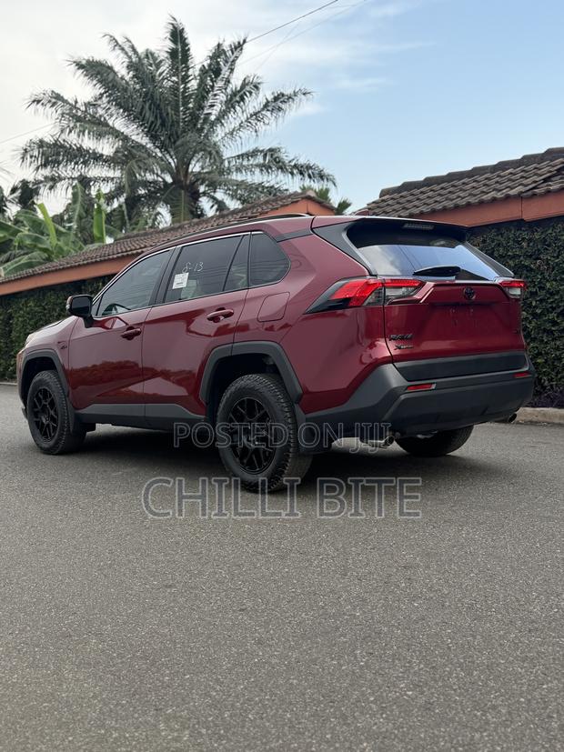 Toyota RAV4 XLE Premium 2025 Red