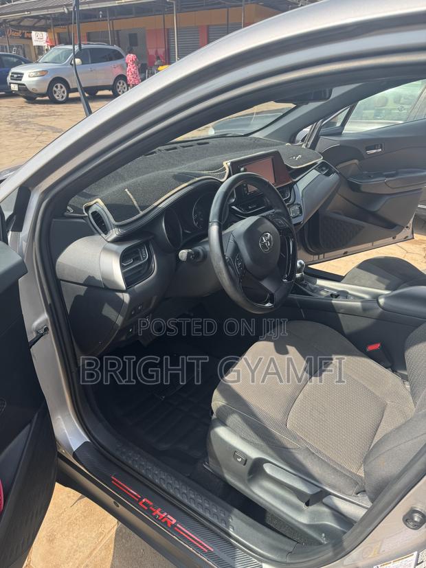 Toyota C-HR XLE FWD Sport Utility (2.0L 4cyl 2AM) 2018 Silver