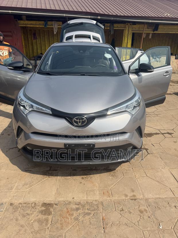 Toyota C-HR XLE FWD Sport Utility (2.0L 4cyl 2AM) 2018 Silver