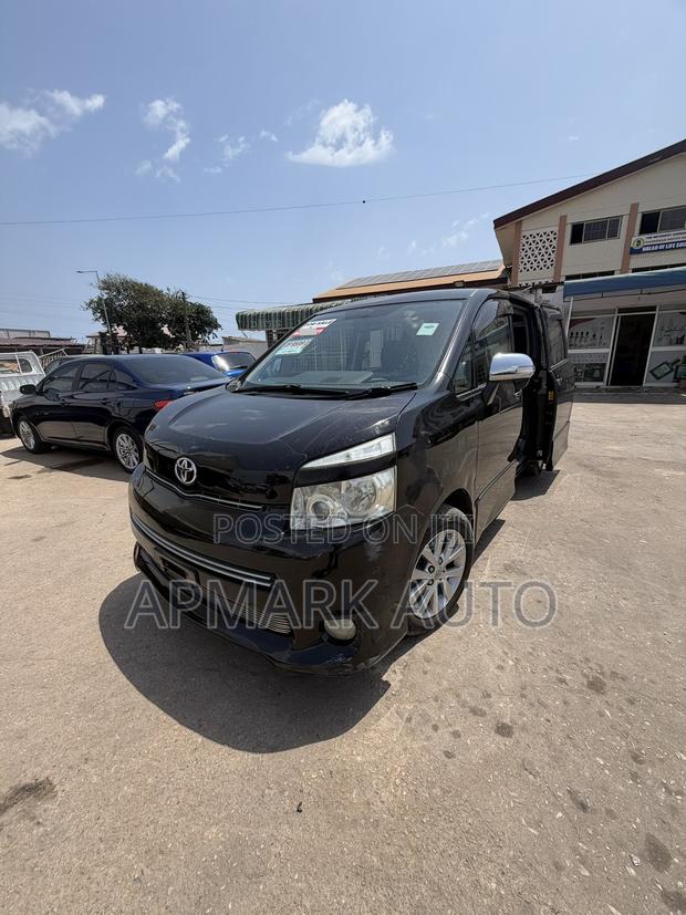Toyota Voxy V 4WD 7-Seater 2010 Black