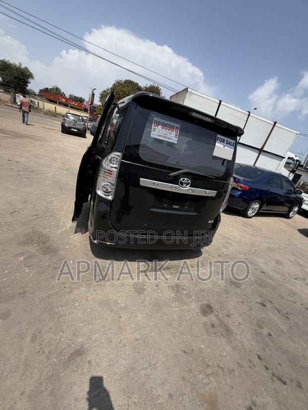 Toyota Voxy V 4WD 7-Seater 2010 Black