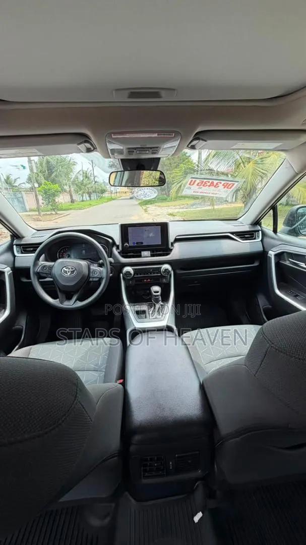 Toyota RAV4 XLE Premium AWD 2024 Gray