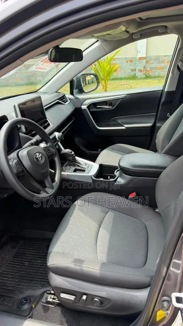 Toyota RAV4 XLE Premium AWD 2024 Gray