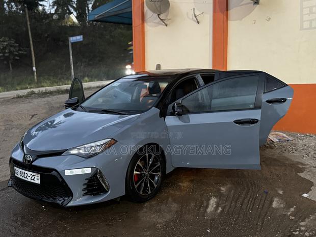 Toyota Corolla SE 4dr Sedan (1.8L 4cyl CVT) 2017
