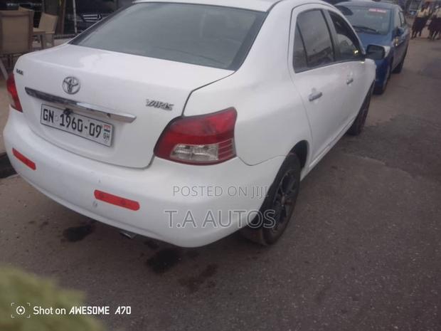 Toyota Yaris Base Sedan 4dr 2010 White