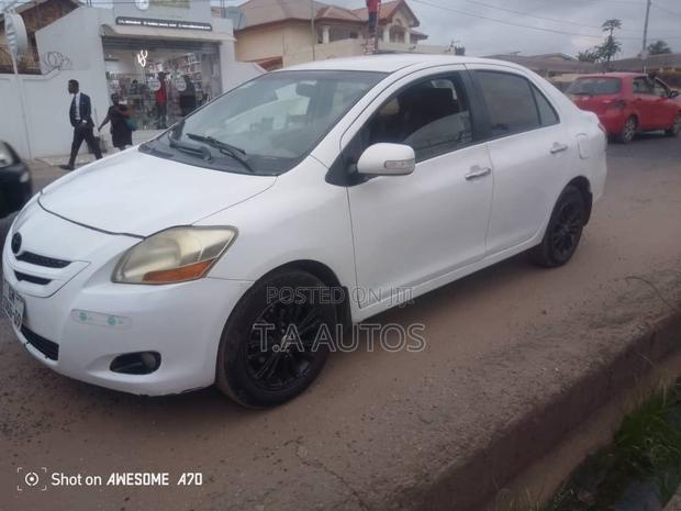 Toyota Yaris Base Sedan 4dr 2010 White