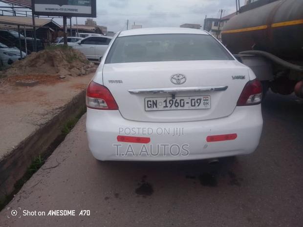 Toyota Yaris Base Sedan 4dr 2010 White