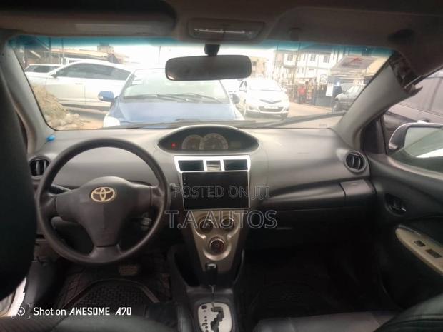 Toyota Yaris Base Sedan 4dr 2010 White