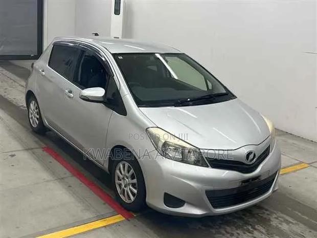 Toyota Vitz 1.3 FWD 5dr 2013 Silver