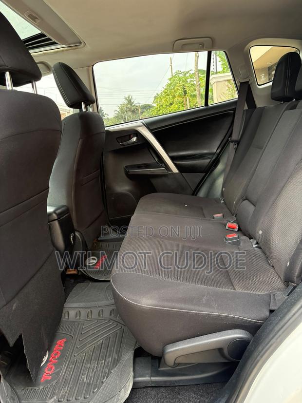 Toyota RAV4 XLE 4dr SUV (2.5L 4cyl 6A) 2018 White