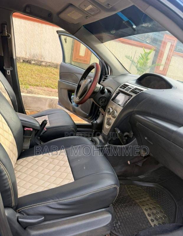 Toyota Yaris Base Sedan 4dr 2010 Blue