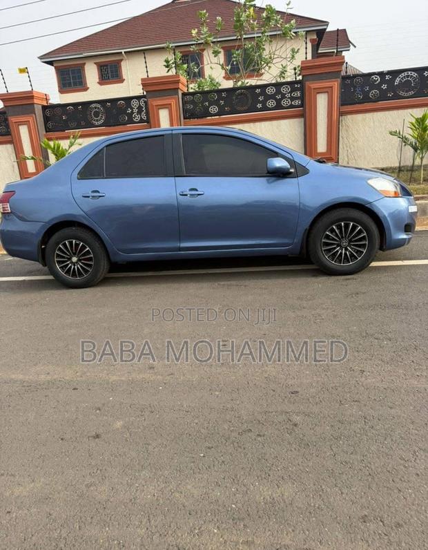 Toyota Yaris Base Sedan 4dr 2010 Blue