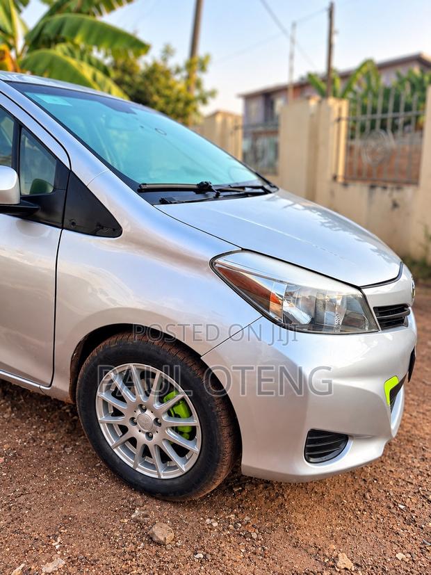 Toyota Yaris LE Hatchback 5dr 2013 Silver