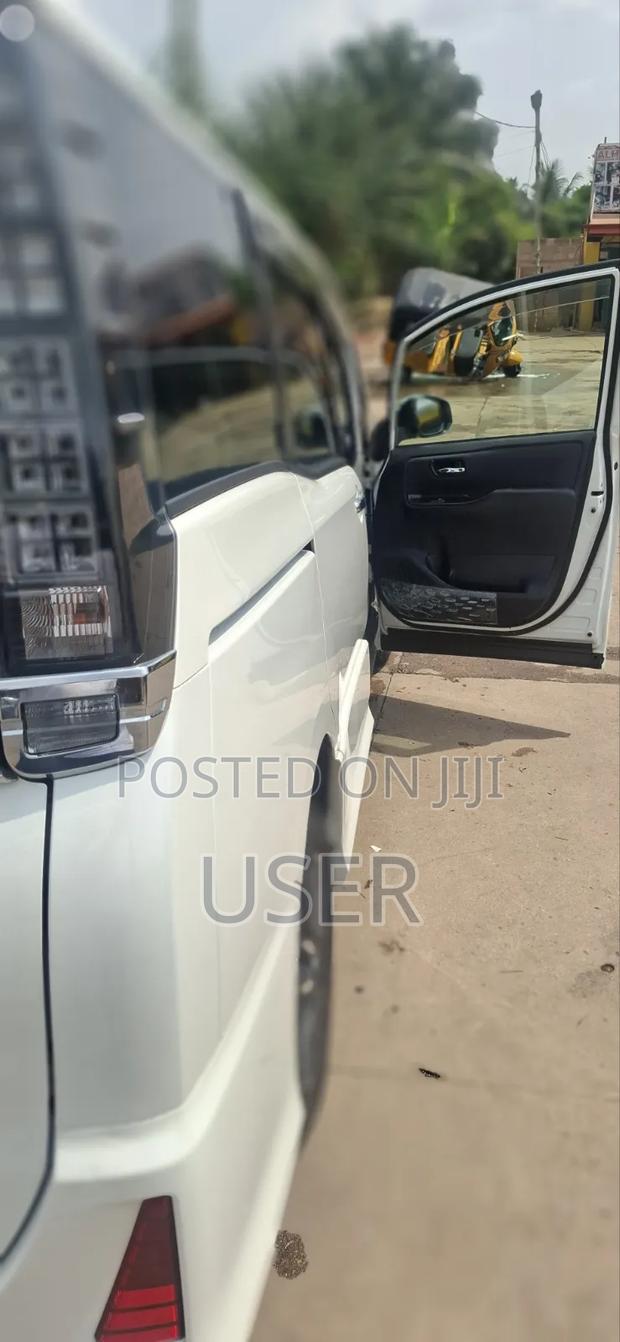 Toyota Voxy V 4WD 7-Seater 2015 Pearl