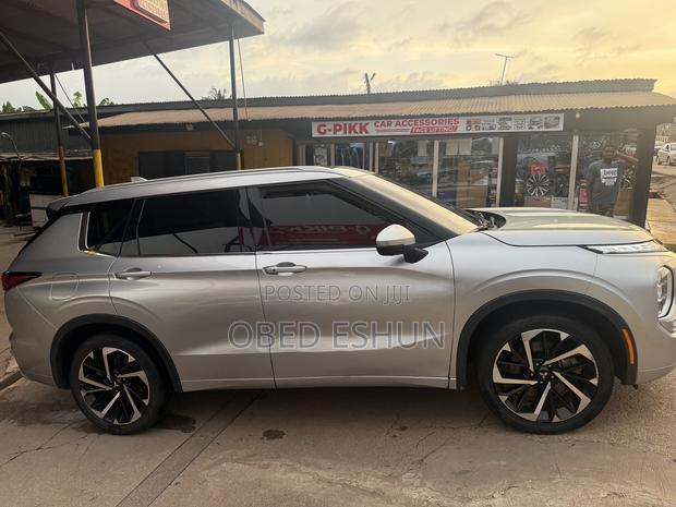 Mitsubishi Outlander SEL Launch Edition 2022 Silver