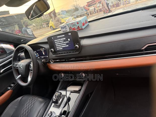 Mitsubishi Outlander SEL Launch Edition 2022 Silver